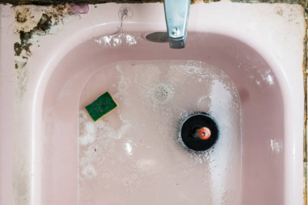 die schmutzigen chaotisch verstopfte badewanne - occlusio stock-fotos und bilder