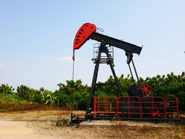 jack pompa oilfield (cavallo a dondolo o pumpjack) - oil pump oil industry prairie field foto e immagini stock