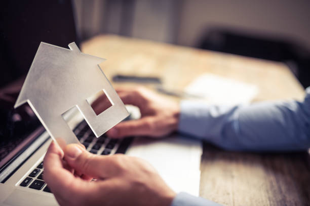 istock Online real estate agency 800940600