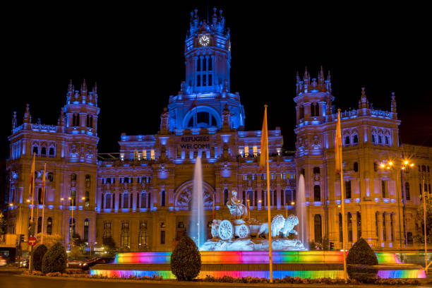 municipio di madrid e fontana cibeles celebratin world pride week illuminata in colori arcobaleno, madrid, spagna - madrid spain plaza de la cibeles night foto e immagini stock