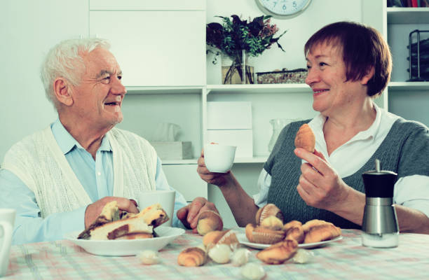 aged-couple-enjoying-evening.jpg?s=612x612&w=0&k=20&c=BVHFX9MbMg0yQ-dEO59q5tx8cSYxuVtLzGqnBXmXgvs=