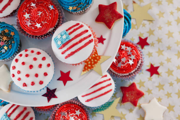 nahaufnahme von dekorierten cupcakes - holiday paper spotted close up stock-fotos und bilder