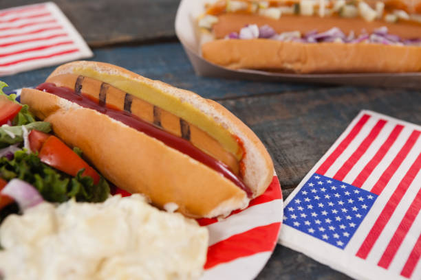 Close-up of hot dog with 4th july theme Close-up of hot dog with 4th july theme on wooden table 70s theme stock pictures, royalty-free photos & images