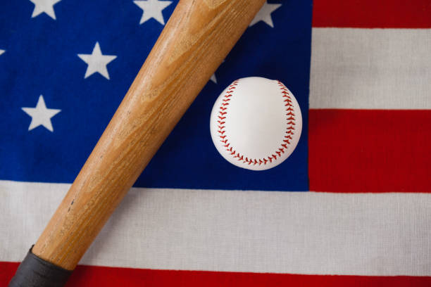 kij baseballowy i piłka na amerykańskiej fladze - baseball baseball bat baseballs patriotism zdjęcia i obrazy z banku zdjęć