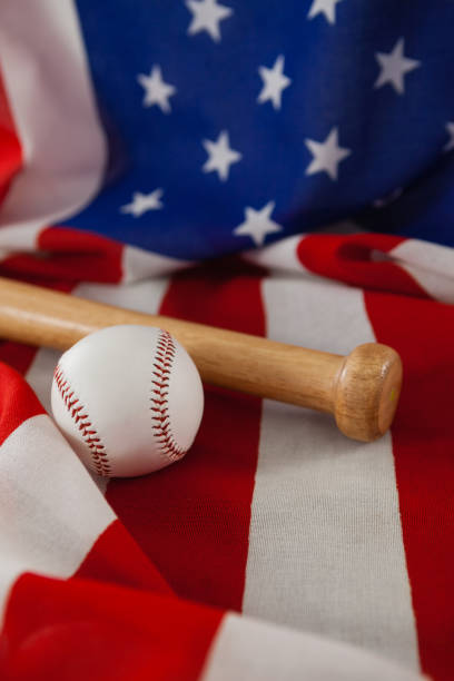 kij baseballowy i piłka na amerykańskiej fladze - baseball baseball bat baseballs patriotism zdjęcia i obrazy z banku zdjęć