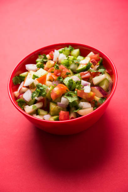 kachumber o ensalada verde indio servido en un tazón rojo o blanco, enfoque selectivo - diat fotografías e imágenes de stock