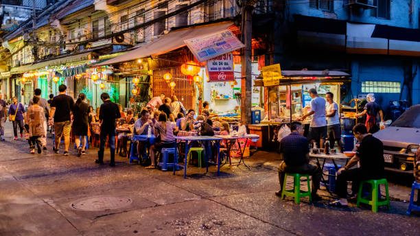 mercado noturno para chef de cozinha na estrada de chinatown (yaowarat). - street food - fotografias e filmes do acervo