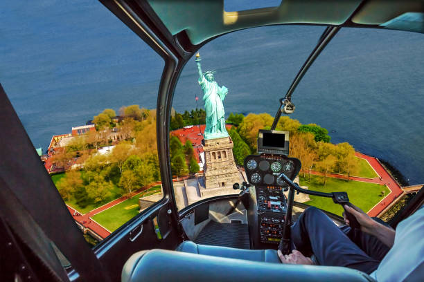 elicottero sull'isola di liberty - new york city panoramic statue of liberty skyline foto e immagini stock