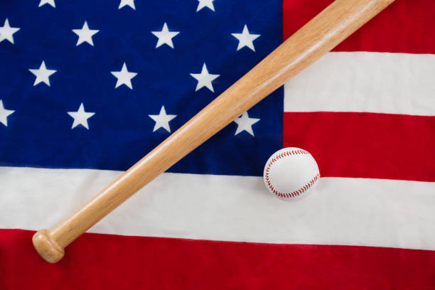baseball i kij baseballowy na amerykańskiej fladze - baseball baseball bat baseballs patriotism zdjęcia i obrazy z banku zdjęć