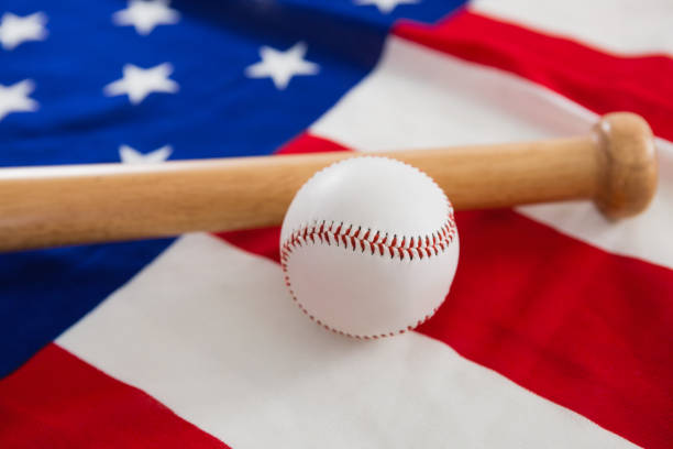 baseball i kij baseballowy na amerykańskiej fladze - baseball baseball bat baseballs patriotism zdjęcia i obrazy z banku zdjęć