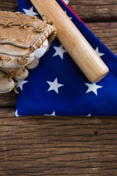 kij baseballowy i rękawice na amerykańskiej fladze - baseball baseball bat baseballs patriotism zdjęcia i obrazy z banku zdjęć