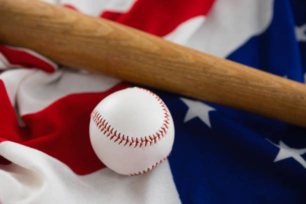 kij baseballowy i piłka na amerykańskiej fladze - baseball baseball bat baseballs patriotism zdjęcia i obrazy z banku zdjęć