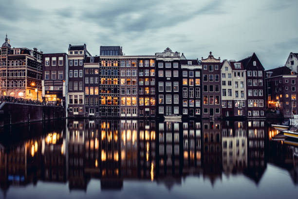 amsterdam houses reflections at night on the water of the canal - row house architecture tourism window imagens e fotografias de stock