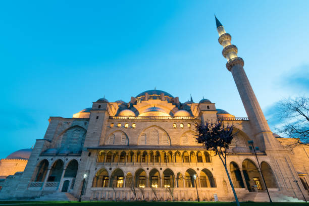 tir extérieur faible angle de la mosquée de soliman le magnifique au coucher du soleil, istanbul, turquie - istanbul surrounding wall suleymanie mosque turkey photos et images de collection