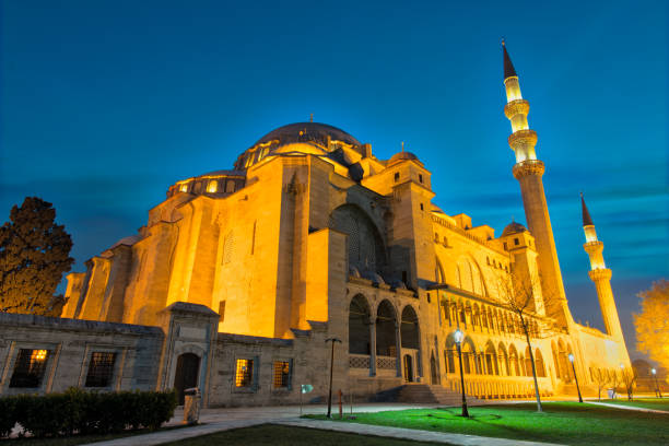 tir de nuit de la mosquée de suleymaniye, un une mosquée impériale ottomane, situé sur la troisième colline d’istanbul, en turquie et la deuxième plus grande mosquée dans la ville - istanbul surrounding wall suleymanie mosque turkey photos et images de collection