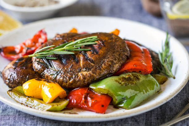 grilled portobello mushroom ,bell peppers with balsamic and rosemary - food vegan food gourmet vegetarian food imagens e fotografias de stock