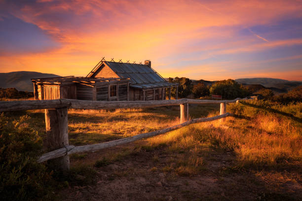 tramonto sopra il craigs hut nelle alpi vittoriane, australia - fence hill mountain range mountain foto e immagini stock