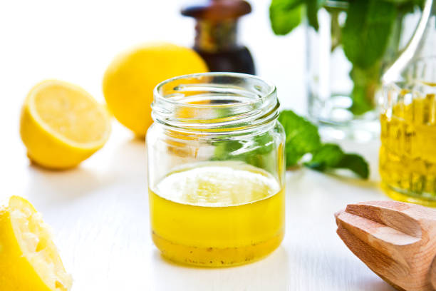 домашний лимонный винегрет из свежих ингредиентов - salad dressing condiment cooking oil glass стоковые фото и изображения