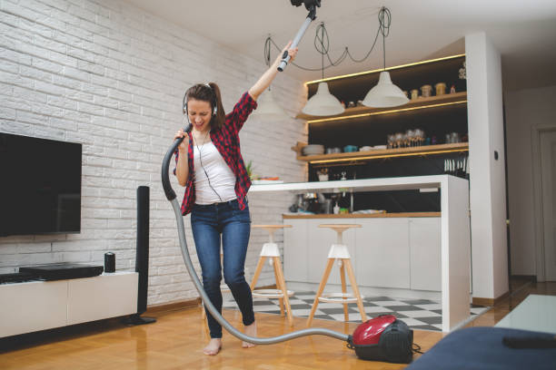 istock Singing and cleaning house 801195684