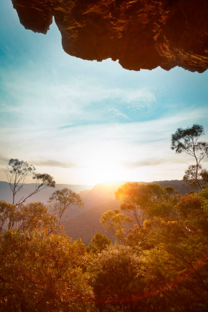 coucher de soleil dans les montagnes bleues - blue mountains national park photos et images de collection