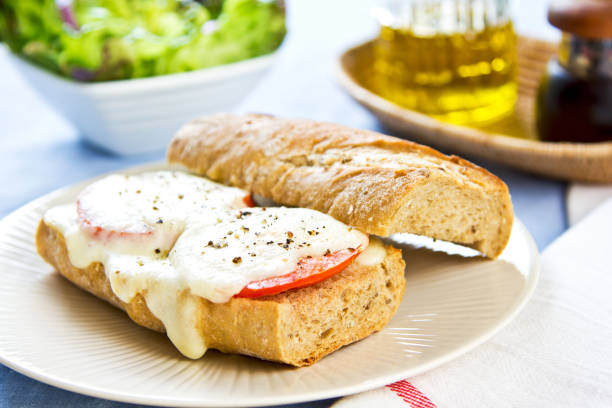 geschmolzenem mozzarella auf roggen-baguette-sandwich - mozzarella tomato sandwich picnic stock-fotos und bilder