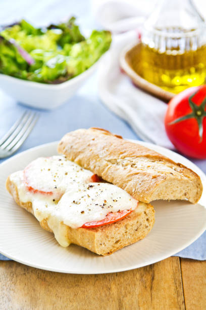 mozzarella sciolta su sandwich di baguette di segale - mozzarella tomato sandwich picnic foto e immagini stock