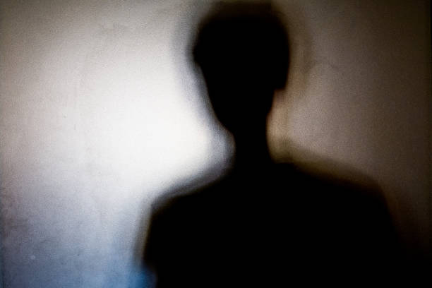 sombras de la persona con vidrio esmerilado - concepto de violación - woman silhouette fotografías e imágenes de stock