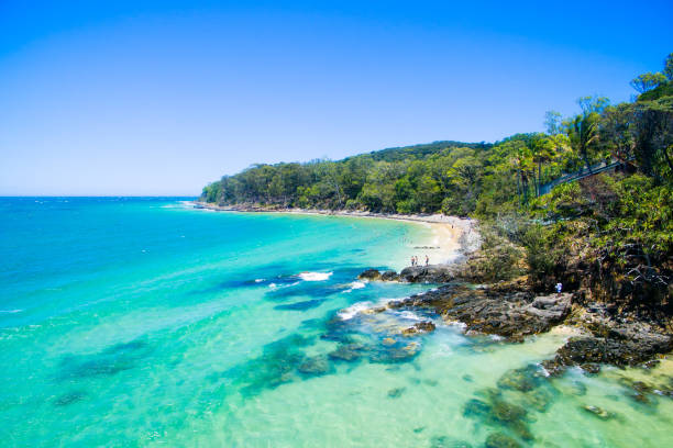 eine luftaufnahme von noosa an einem klaren tag mit blauem wasser - coastline noosa heads australia landscape stock-fotos und bilder