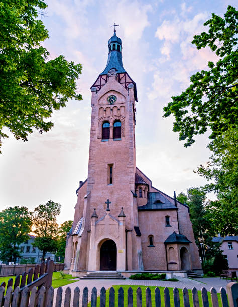 iglesia luterana en un famoso complejo letón jurmala - lutheran church of the redeemer fotografías e imágenes de stock