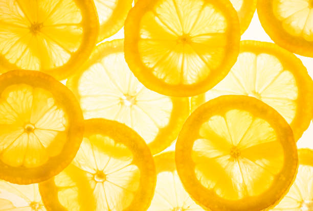 frescos limones. - vitamin c fotografías e imágenes de stock