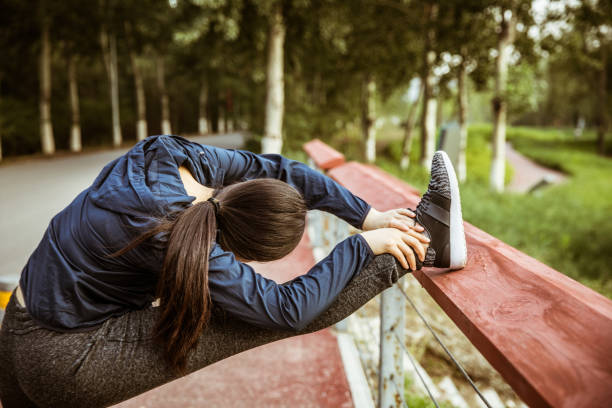 手すりに足を伸ばし女性 - railing beautiful human leg people ストックフォトと画像