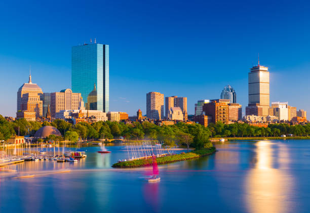 저녁에 보스턴의 스카이 라인. 뒤만 보스톤의 도시 풍경입니다. 고층 빌딩 및 오피스 건물 찰스 강 물에 반영 - boston skyline charles river river 뉴스 사진 이미지