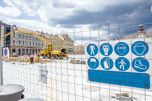 área restrita, para somente a pessoal autorizado. cartaz de regras de segurança local da construção. - safety fence protection construction site - fotografias e filmes do acervo