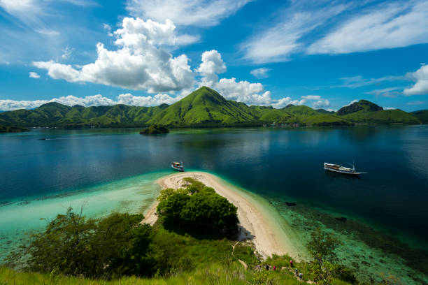magnífica paisagem na ilha de komodo, labuan bajo, indonésia - labuanbajo - fotografias e filmes do acervo