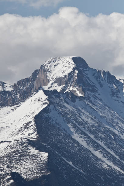 콜로라도 눈 덮인 걷고 피크의 정상의 보기 닫기 - longs peak 뉴스 사진 이미지