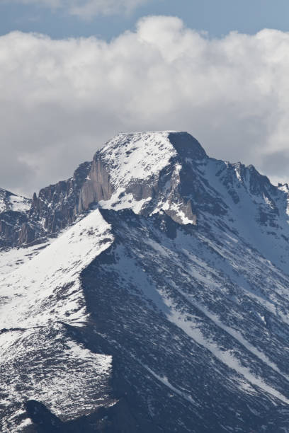 крупным планом вид на вершину заснеженного пика лонгс в колорадо - longs peak стоковые фото и изображения