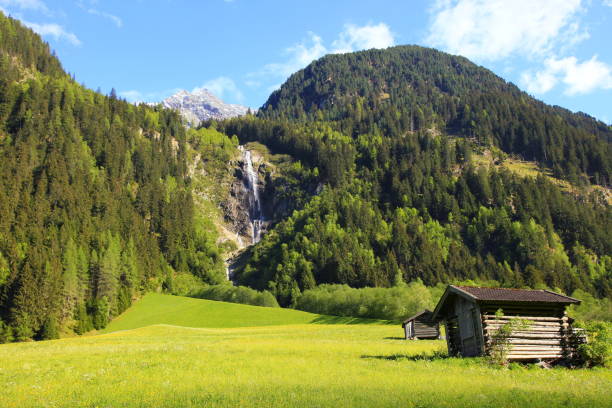 grawa の滝、ノイシュティフト ・ シュトゥーバイ タール - 雄大な stubai 渓谷、劇的なチロル木造の納屋の農場および牧歌的なチロルの牧草地、オーストリアの近くの高山の風景 - ötztal alps ストックフォトと画像