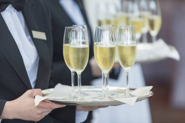 шампанское подается на подносе - butler champagne service waiter стоковые фото и изображения