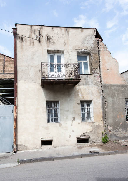 istock old house, abandoned house 801370804