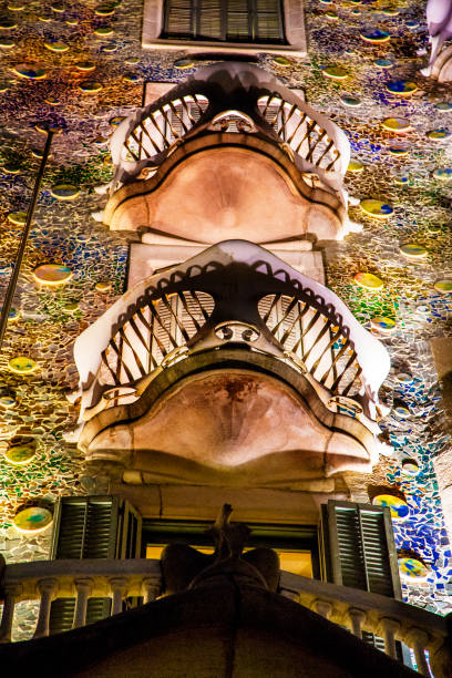 casa batllo a barcellona, un dettaglio di due balconi e i loro colori e luci di notte, - la pedrera barcelona catalonia balcony foto e immagini stock