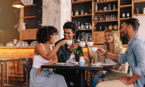 grupa przyjaciół w kawiarni na kawę razem - friendship cafe social gathering talking zdjęcia i obrazy z banku zdjęć