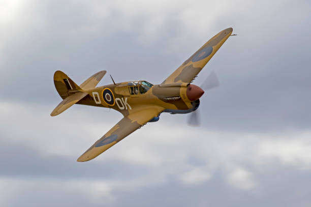 flugzeug des zweiten weltkriegs p-40 warhawk vintage kämpfer fliegen auf der luftfahrtmesse - aircraft carrier repairing air vehicle military stock-fotos und bilder