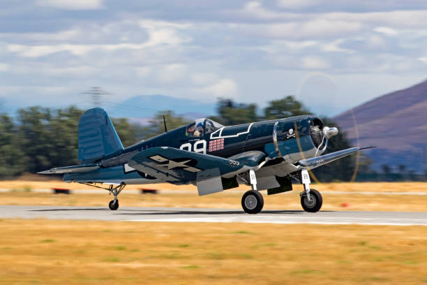 самолет второй мировой войны f4-u corsair истребитель взлетает на авиасалоне - airshow airplane fighter plane corsair стоковые фото и изображения