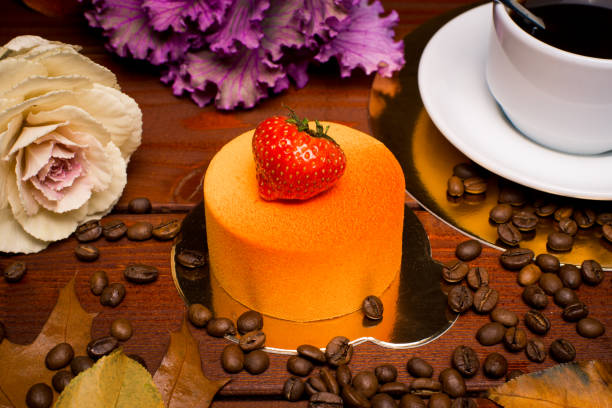 pastel redondo con bayas frescas - indulgence chocolate cheesecake small fotografías e imágenes de stock