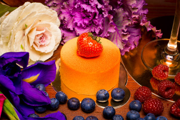pastel redondo con bayas frescas - indulgence chocolate cheesecake small fotografías e imágenes de stock