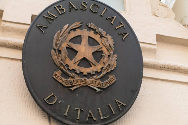 plaque of the italian embassy - imperial rome fotos imagens e fotografias de stock