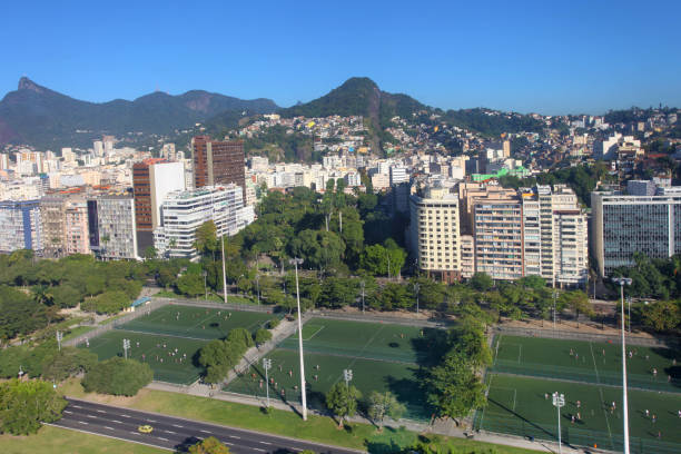 terrains de soccer dans le parc de flamengo - parc flamengo photos et images de collection