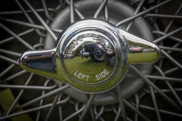 Wire wheel knock off hub on British car