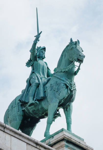 saint joan of arc statue basilika sacre coeur - brussels basilica stock-fotos und bilder