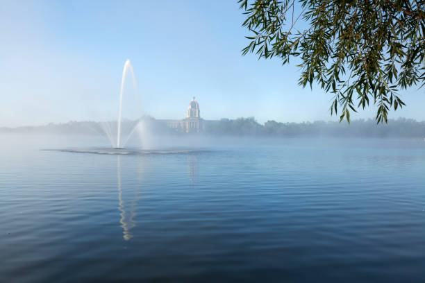 saskatchewan regina legislative building im nebel - regina fog morning saskatchewan stock-fotos und bilder